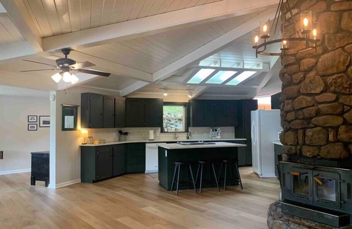 Rockwell House | Family Lake House, Private Swim and Fishing Dock, Shuffleboard!