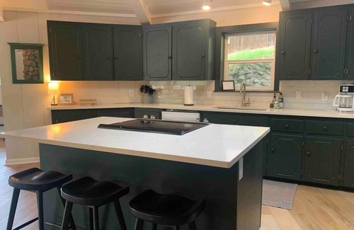Rockwell House | Family Lake House, Private Swim and Fishing Dock, Shuffleboard!