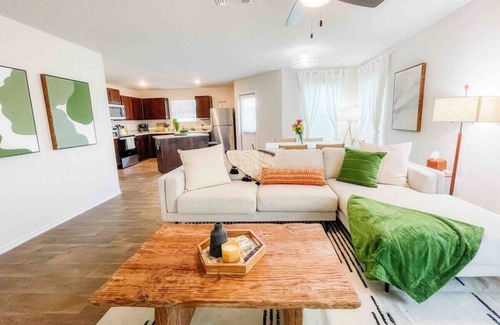 Southside House | Family Modern Oasis Lackland BMT Family Home 3 Bed 2 Bath