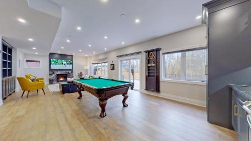 Innisfil House | Family Modern walkout Basement wSauna Indoor Fireplace Wifi