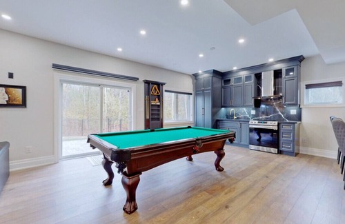 Innisfil House | Family Modern walkout Basement w/Sauna Indoor Fireplace Wifi