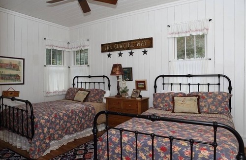 Canton Cabin | Family Mountain Lodge on 70 acres near Waynesville and Asheville