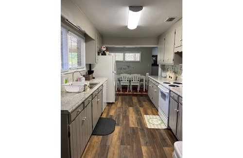 Valdosta House | Family Oasis with Spacious Front Yard