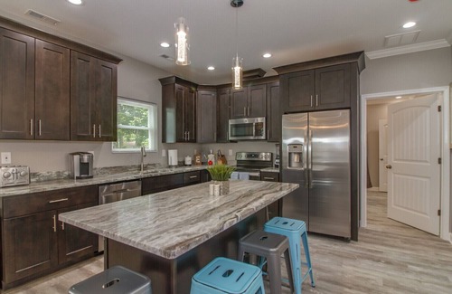 Hampton House | Family or Business - Sleeps 30, less than 1/4 mile Buckroe Beach!