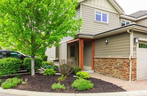 Central Okanagan House | FAMILY oriented complex- Includes boat slip - LONG TERM RENTALS ONLY