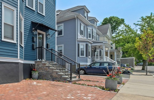 Salem Condo | Family Perfection: 3BR, BBQ, Parking, Fast WiFi