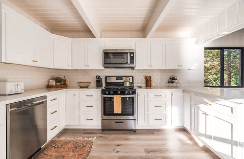Cedar Glen Cabin | Family & Pet-Friendly, Cozy & Stylish Cabin Steps from Lake+Village