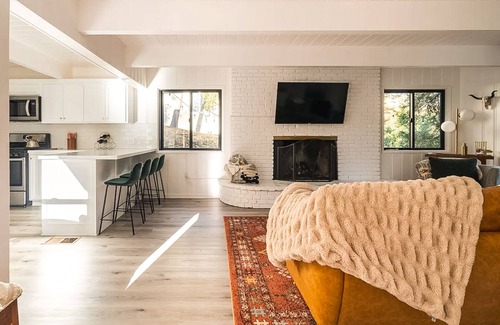 Cedar Glen Cabin | Family & Pet-Friendly, Cozy & Stylish Cabin Steps from Lake+Village