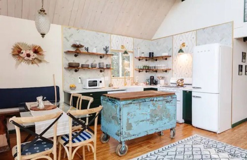 Blue Jay Ski Chalet | Family & Pet Friendly Lake retreat