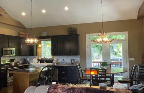 Maggie Valley Cabin | Family & Pet Friendly, Amazing Mtn Views & Sunrises- 4WD/AWD REQUIRED