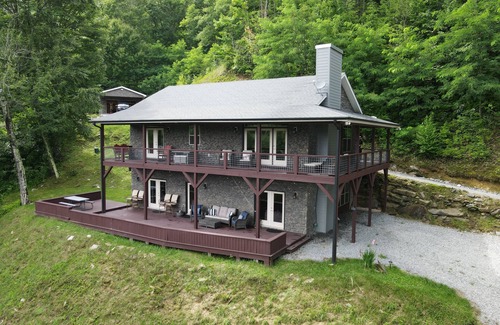Maggie Valley Cabin | Family & Pet Friendly, Amazing Mtn Views & Sunrises- 4WD/AWD REQUIRED