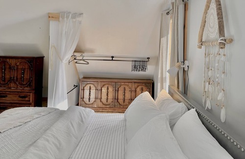 West Burke House | Family & Pet Friendly Cozy Single Family Home In Burke