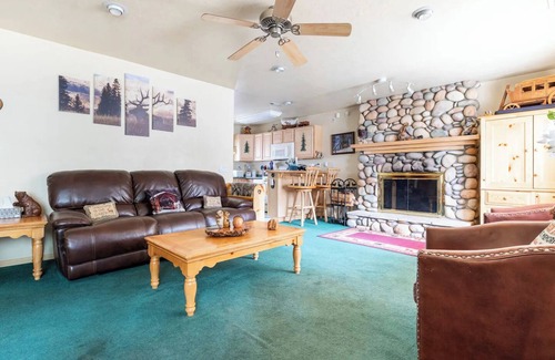 Big Bear City Cabin | Family/Pet Friendly - Hot Tub - TESLA Charger