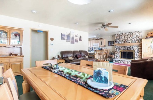 Big Bear City Cabin | Family/Pet Friendly - Hot Tub - TESLA Charger