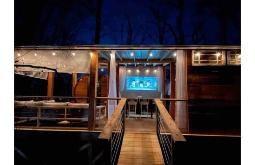 Wildwood Cabin | Family & Pet Friendly Treehouse with Amazing Views