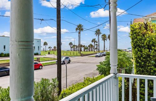 Galveston House | Family & Pet-Friendly - Walk to Beach & Pier