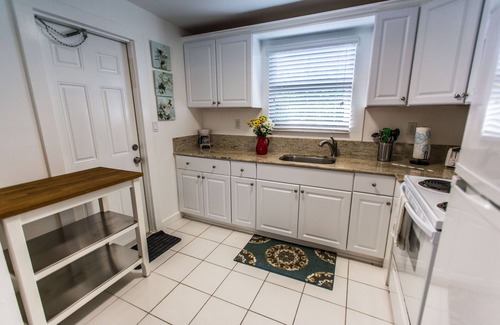 Survey Creek Condo | Family Poolside Suite with full kitchen! sleeps 5