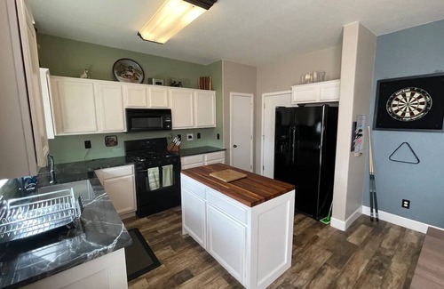 Northwest Reno House | Family Retreat: 3 Kings, Hot Tub, Pets Welcome!