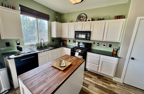 Northwest Reno House | Family Retreat: 3 Kings, Hot Tub, Pets Welcome!