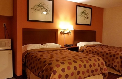 Foxboro House | Family Retreat! 3 Relaxing Units, Free Parking, Quick Drive to Gillette Stadium!