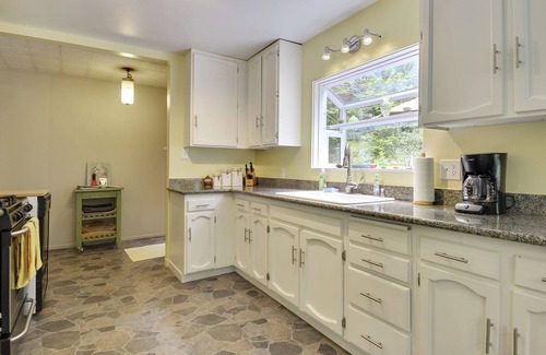Cazadero Cabin | Family Retreat, Creek, Spa, Dog Friendly! Fall, Winter and Spring Special!