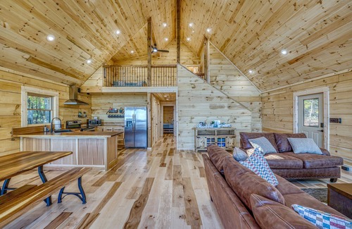 Jasper Cabin | Family Retreat in this Gorgeous Log Cabin overlooking the Arkansas Grand Canyon!
