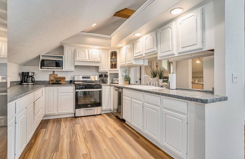 Stevensville House | Family Retreat Sleeps 30 | Hot Tub | Ping Pong |