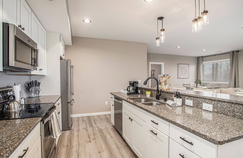 Stevensville House | Family Retreat Sleeps 30 | Hot Tub | Ping Pong |