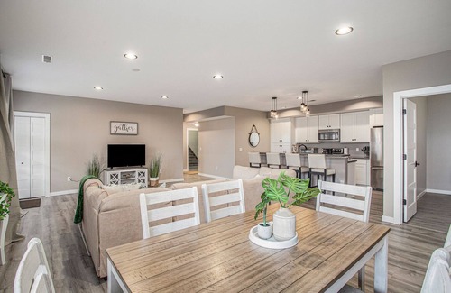 Stevensville House | Family Retreat Sleeps 30 | Hot Tub | Ping Pong |