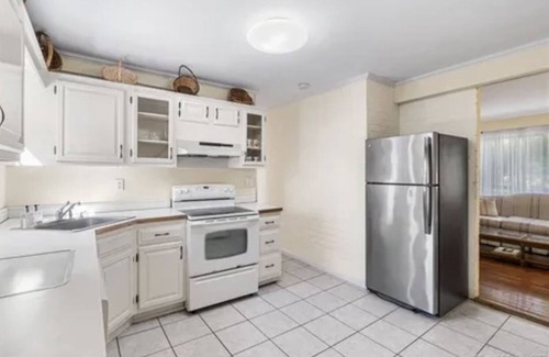 Stamford House | Family Retreat, Spacious 4BR in Residential Neighborhood in Stamford!
