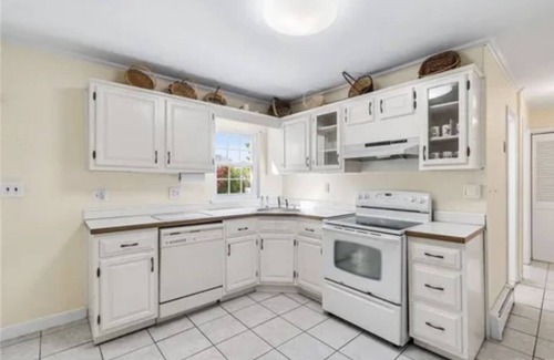 Stamford House | Family Retreat, Spacious 4BR in Residential Neighborhood in Stamford!