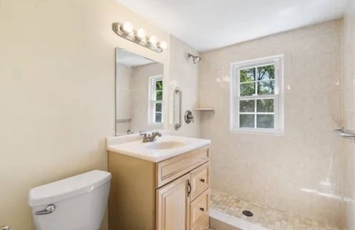 Stamford House | Family Retreat, Spacious 4BR in Residential Neighborhood in Stamford!