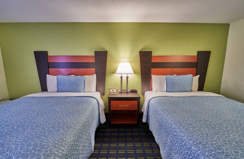 West Yarmouth Hotel | Family Retreat w/Heated Pools, Mini Golf & Free Continental Breakfast, 3 Rooms