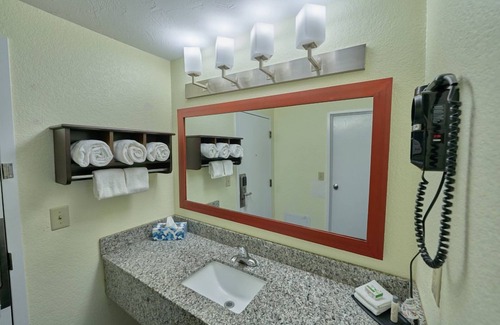 West Yarmouth Hotel | Family Retreat w/Heated Pools, Mini Golf & Free Continental Breakfast, 3 Rooms