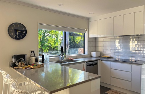 East Tamaki House | Family Retreat w/Playground Views in East Tamaki