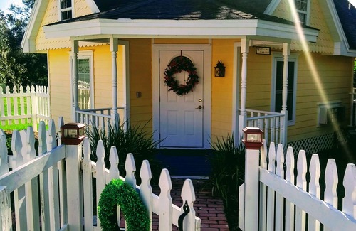 Weirsdale House | FAMILY REUNIONS LOVE US. -5 miles to The Villages POOL HOT TUB SLEEPS UP TO 20