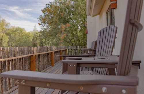 Taos Apartment | Family room w/Mountain View - 12