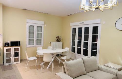Serris House | Family's house - Villa proche de la vallée village et Disneyland paris ,2 parkings, air condition