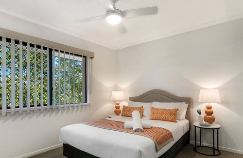 Stafford Apartment | Family-Size Duplex In Quiet Neighbourhood