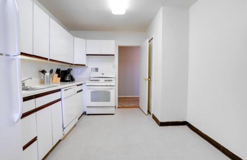 Crystal City Apartment | Family-Sized 3BR Retreat Minutes from Reagan National
