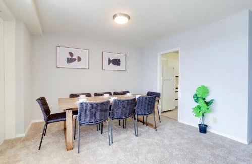 Crystal City Apartment | Family-Sized 3BR Retreat Minutes from Reagan National
