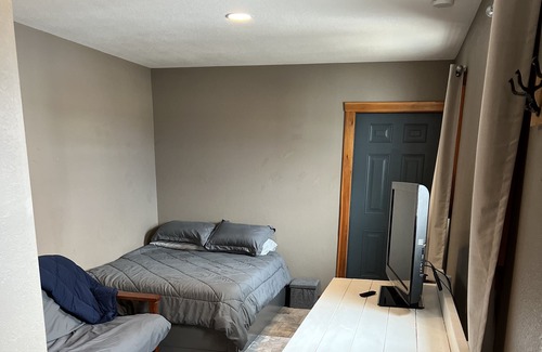 Milford House | Family sized cabin near Lake Milford, Milford City Park and Milford Tropics!