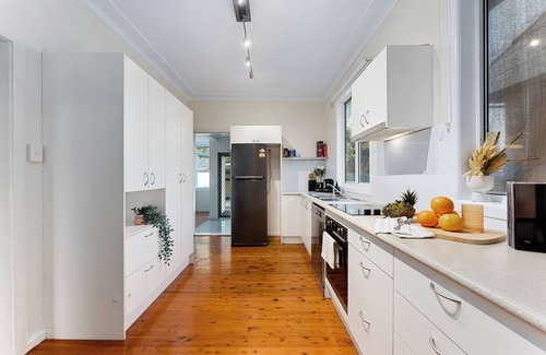 North Ryde House | Family-Sized Comfort - 4BR Near Macquarie & Metro