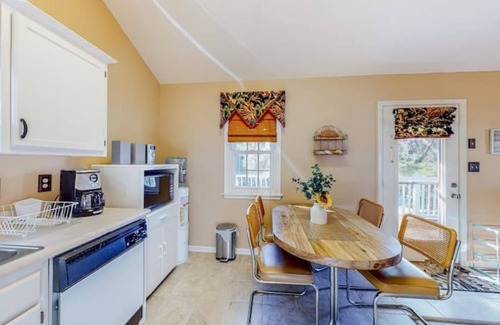 Caine Woods Condo | Family-sized Condo Home by Beach Bayside & Pet Friendly