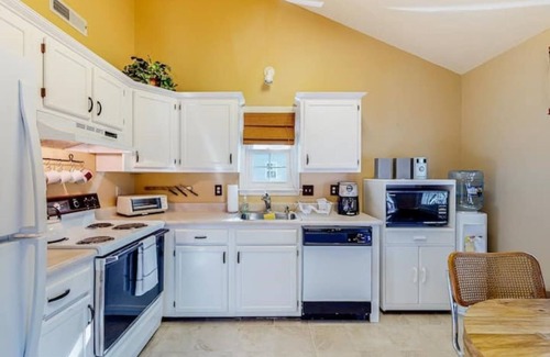 Caine Woods Condo | Family-sized Condo Home by Beach Bayside & Pet Friendly