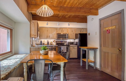 Bartlett House | Family-sized home in Mt Washington Valley with game room and deck!