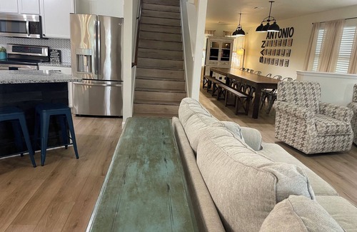 West San Antonio House | Family-sized Vacation home near Sea World & Lackland AF with game room & more!