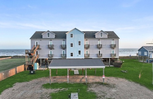 Port Bolivar Condo | Family Suite - Pool, Games, & Beachfront Fun!