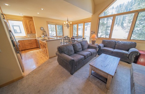 Mountain House House | Family Townhome with a private hot tub and garage