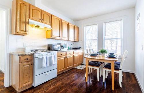 Ampere Apartment | Family Urban: 2BR FREE Pkng Airport NYC Ease